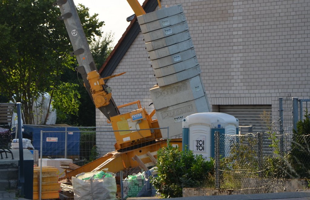 Kran drohte umzustuerzen Koeln Porz Zuendorf Hauptstr P026.JPG - Miklos Laubert